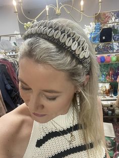 This cowry shell hair accessory is giving the most beachy outfit vibes ever. An essential for that weekend getaway to the coast or to level up your casual summer outfit.