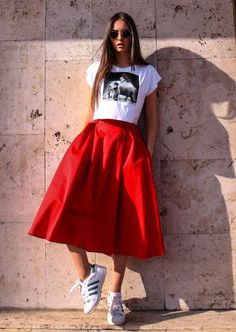 Red Skirt Outfits, Rok Outfit, Skirt And Sneakers, Fashion Blogger Style, Red Skirts, 가을 패션, Looks Style