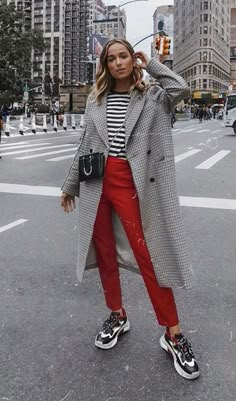 Winter Night Outfit, Fashion Winter Outfits, Winter Outfits Street Style, Winter Mode Outfits, Look Winter, Winter Date Night Outfits, Boots Dress, Dresses Casual Winter, Boots Winter