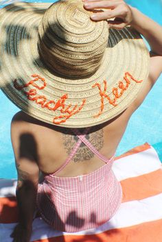 Love this hat embroidery DIY for summer! Square Apron, Embroidered Sun, Diy Apron, Canvas Duffle Bag, Fun Projects For Kids, Cute Phrases, Diy Ombre, Embroidery Diy, How To Make Purses