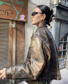 Wardrobe Transformation, Biker Jacket Outfit, Outfits Minimal, Outfit Suggestions, Trending Looks, Leather Jacket Outfit, Minimalist Street Style, Distressed Leather Jacket, Leather Jacket Outfits