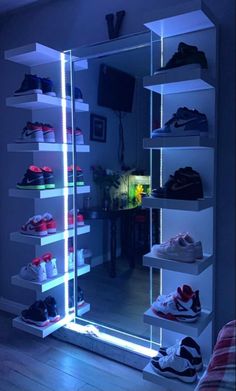 #jordan #espejo #diseñodehabitaciones Sneakerhead Bedroom, Sneakerhead Room, Bathroom Aesthetics, Kitchen Aesthetics, Bedroom Aesthetics, Shoe Room, Luxury Room Bedroom, Classy Bedroom, Makeover Bedroom