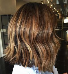 Brown Bob With Caramel Highlights Medium Length Brown Hair, Natural Straight Hair, Fall Hair Cuts, Short Curly Haircuts, Caramel Highlights, Mid Length Hair, Sleek Hairstyles