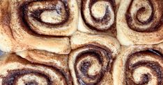 several cinnamon rolls are arranged in a circle