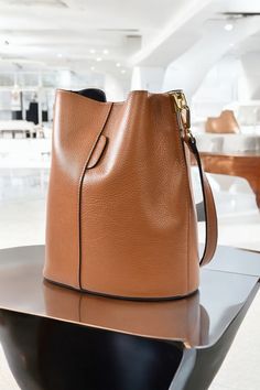 Luxury Soft Leather Bucket Shoulder Bag, Luxury Soft Leather Bucket Bag For Office, Modern Bucket Bag With Zipper Closure, Luxury Soft Leather Bucket Bag Shaped Like A Satchel, Luxury Bucket Bag With Zipper Closure, Leather Shoulder Bucket Bag With Zipper, Luxury Soft Leather Bucket Hobo Bag, Luxury Leather Bucket Bag With Zipper Closure, Luxury Bucket Bag With Zipper Closure For Daily Use