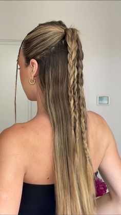 Half Pony Hairstyles, Pony Hairstyle, Half Pony, Concert Hairstyles, Pony Hairstyles, Fest Outfits, Half Updo