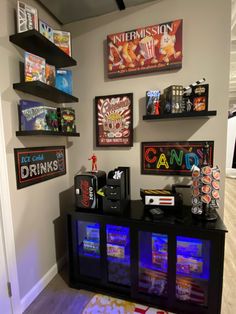 Home cinema concession stand with snacks Home Cinema Room Diy, Snack Bar Ideas Home, Home Theater Snack Bar, Small Theater Room Ideas, Theater Room Ideas, Small Theater Room, Theatre Rooms, Affordable Room Decor, Small Home Theater