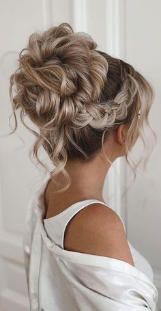 Hairstyles To Do With Dresses, High Bun Updo Wedding Bridesmaid, Full Updo Hairstyle, Bun Hairstyles For Homecoming, Textured Hair Updo, Updo Curls Hairstyles, Pageant Bun Hairstyles, Frizura Za Malu Maturu, Grad Updos