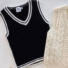 S/M Nwt Casual Black And White Winter Tops, Trendy Black And White Winter Tops, Twist Front Crop Top, Green Corset, White Crop Tank, White Crop Top Tank, Oversized Button Down Shirt, Black Corset Top, Black Princess