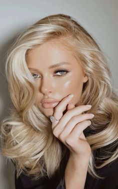 Blonde Hair Dark Eyebrows Brown Eyes, Middle Part Blonde Hair, Hollywood Waves Middle Part, Tennis Hairstyles, Italian Bob, Hair Styles For Long Hair, Styles For Long Hair, Dark Eyebrows, Blonde Hair Makeup