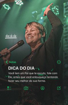 a man holding a microphone in front of a green background with the words dica do dia on it