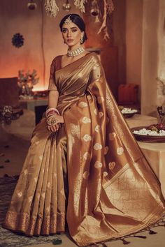 A photo of a very beautiful Pakistani bride wearing a luxurious copper-brown saree with subtle golden motifs and fine embroidery along the borders. Copper Saree, Pakistani Makeup Looks, Brown Saree, Pakistani Makeup, Mom Dresses, Formal Saree, Simple Saree Designs, Fine Embroidery