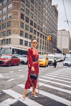 NYFW SS19 Recap, NYFW SS19 Street Style, holographic trend, metallic trend // Notjessfashion.com Old School Fashion, Future Of Fashion, Instagram Outfits, School Fashion, Street Style Outfit, Fall Wardrobe, Pink Fashion, Street Style Women