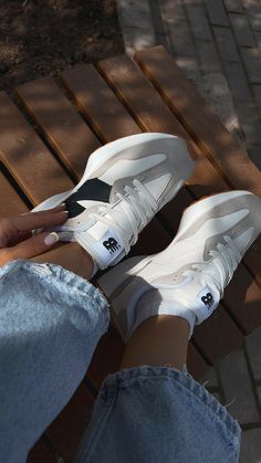 Pretty Shoes Sneakers, Shoes Heels Classy, Sneakers Running, Balance Sneakers, Cute Sneakers, Trendy Fall Outfits, Aesthetic Shoes, Elegant Shoes, Trending Sneakers