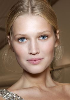 Unsere Redakteurin bekommt fast täglich Komplimente für ihre tolle HautSie sagtEs liegt an dieser Foundation...Alle Infos hier: Toni Garrn, Natural Hair Care Tips, Skin Care Steps, Victoria Secret Fashion Show, Daily Skin Care, Bright Skin, Face Skin Care, Skin Care Regimen, Face Skin