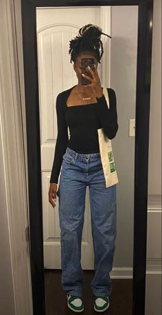 Outfit Inspo Black Hair, Gap Jeans Women Outfits, Utility Trousers Outfit, Cute Casual Outfits For Spring Jeans, First Day Of Summer Outfits, Oversized Jeans Outfit Black Women, Straight Leg Jeans Outfits Black Women, Fashion Inspo Outfits Black Women, Narrow Hips Outfits