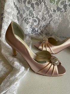 Quinceanera Heels, Quince Heels, Gold Heels Wedding, Quince Shoes, Gold Prom Shoes, Heels Rose Gold, Quinceanera Shoes, Rose Gold Pumps, Embellished Designs