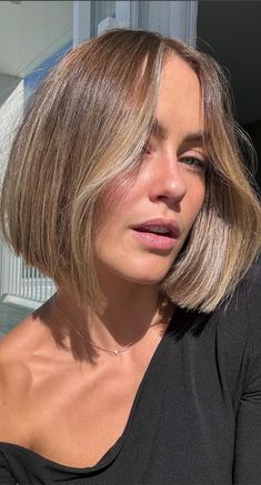 Dark Blonde Bob Hair, Short Bob Light Brown Hair, Babylights Blonde Short Hair, Light Brown Hair Dark Eyebrows, French Bob Balayage, Brown To Blonde Short Hair, Balayage Hair Brunette With Blonde Short, Lived In Bob, Face Framing Highlights Short Hair