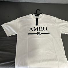 Amiri White T-Shirt With Black Logo Size Xl Amiri T Shirt Men, Logo Tshirt Designs, Amiri T Shirt, Amiri Shirt, Chrome Hearts Shirt, Amiri Logo, Mens Tshirts Fashion, Blue Tee, Graphic Crewneck