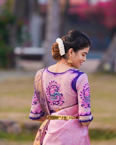 This Instagrammer Shows Stunning Ways To Style Jewellery! Indian Saree Blouses Designs Latest, Saree Blouses Designs Latest, Lichi Silk Saree, Designer Sarees Wedding, Silk Saree Banarasi, Indian Designer Sarees, Simple Blouse Designs, Wedding Saree Indian, Bridal Blouse