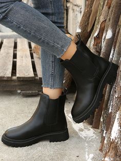 Botas Chelsea Mujer Outfit, Black Boots No Heel, Black Chelsea Boots Outfit Women, Ladies Chelsea Boots, Chelsea Boot Outfits Women, Combat Boots Heels, Chelsea Boots Outfit, Chelsea Shoes, Winter Mode Outfits