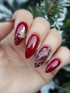 Festive Christmas Nail Colors Ideas: Glamorous and Fun Holiday Manicure Inspiration Nail Colors Ideas, Christmas Nail Colors, Holiday Manicure, Golden Nails, Christmas Manicure, Festive Nail Art, Elegant Nail Designs, Manicure Inspiration, Green Nail Designs