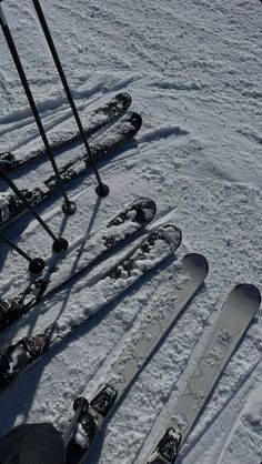 there are many skis and poles in the snow