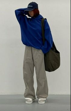 Baggy Pants Outfit Winter, Outfits With Parachute Pants, Windbreaker Pants Outfit, Parachute Pants Outfit Winter, Gorpcore Girl, Baggy Street Style, Gorpcore Outfit, Parachute Pants Outfit