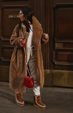 Oversized Brown Coat, Fur Coat Street Style, Faux Fur Coats Outfit, Fur Trench Coat, Fur Coat Outfit, Ripped Jeans Style, Cold Fashion, Street Style Winter, Coat Outfits