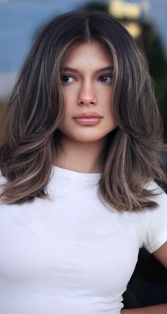 Trendy Haircuts For Brunettes, Curtain Bangs With Layering, Brown Hair Balayage Curtain Bangs, Short To Medium Length Hair With Layers, Natural Highlights Brunette Hair, Brunette Curtain Bangs Highlights, Medium Hair With Layers And Highlights, Haircut Medium Length Curtain Bangs, Brown Hair With Highlights Haircut