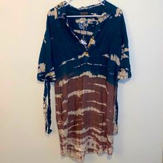 Size: Medium J.Gee Vintage Teal Brown Tie Dye 3/4 Sleeve Collar Tunic With Buttons. Never Worn-New With Tags-Excellent Condition! Garment Has Pockets, Ties For The Sleeves, And An Extra Button! 100% Rayon. Summer Blouse With 3/4 Sleeves For Beach, Summer Blouse For Beach With 3/4 Sleeves, Fall Beach Blouse With 3/4 Sleeves, Half Sleeve Cotton Beach Blouse, Beach Cotton Blouse With Half Sleeves, Cotton Half Sleeve Blouse For Beach, Half Sleeve Cotton Blouse For Beach, Brown V-neck Tunic For Summer, Long Sleeve Tunic For Fall Beach Outing