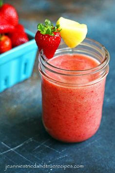 strawberry pineapple smoothie in a mason jar