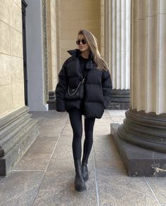 La Winter Outfits Casual, Nyc Street Fashion Winter, Mode Monochrome, Mode Gossip Girl, Winter Fashion Outfits Casual, Cold Outfits, Looks Street Style, Mode Inspo, Outfit Inspo Fall