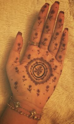 henna, floral, simple, daises, aesthetic, mehndi, henna design, mehndi design, henna stain mehndi stain, henna inspo, mehndi inspo Coquette Mehendi, Wrist Tattoos Ideas, Aesthetic Henna, Indian Henna Designs, Cute Henna Designs, Unique Wrist Tattoos, Unique Henna, Henna Designs Wrist, Traditional Henna