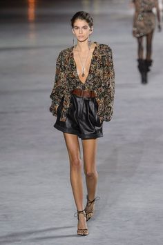 Leder Shorts Outfit, Leather Shorts Outfit, Saint Laurent Fashion, London Fashion Weeks, Moda Vintage, Leather Shorts, Mode Vintage