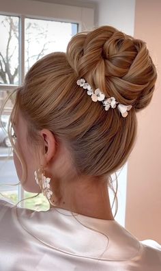 Vintage Wedding Updo, Up Hairdos For Long Hair, French Braid Updo, Venus Of Willendorf, Wedding Bun Hairstyles, Wedding Hair Up, Short Hair Bun, Guest Hair, Mother Of The Bride Hair