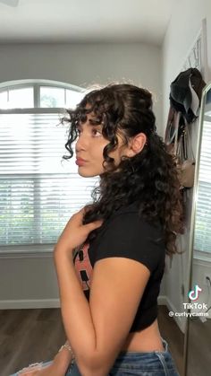 @/curlyycamm on tiktok. Combing Curly Hair, 2b 2c Curly Hair Haircuts, Hairstyles For Curly Bangs, Curly Hair Styles Medium Length, Curly 90s Hair, How To Defuse Short Curly Hair, Hairstyles With Curly Bangs, Curly Hair Outfits Aesthetic, Curly Hair Styling Routine