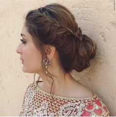 Bun Elegant, Bride Hairdo, Lehenga Hairstyles, Hairstyles For Indian Wedding, Side Braid With Bun, Event Hairstyles, Hair Style On Saree, Saree Hairstyles, Engagement Hairstyles