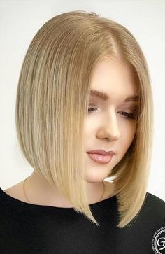 55 stylish short bob hairstyle design to be a fashion icon - Mycozylive.com Hair Dye Shades, Sleek Bob Hairstyles, Stacked Bob Haircut, Bob Haircut With Bangs, Trending Hairstyles, Shoulder Length Hair, Short Bob Hairstyles, Stylish Hair