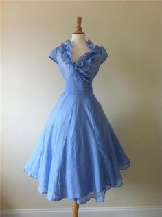 Vintage style periwinkle sun dress.  Love the way the skirt looks like it would just float along. Feeling Blue, Moda Vintage, Look Vintage, 1950s Fashion, Sun Dress