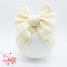 This turban is the perfect accessory for any little girl who loves to add a special touch to her hairstyle! The knotted bow adds a fun, quirky detail that she'll be sure to love. Slip it on over baby girl's head for a look that's totally adorable! Knotted Beanie, Bonnet Cap, Newborn Baby Hats, Girl Beanie, Baby Turban, Bandana Baby, Tie Headband