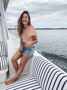 Lake Vacation Outfits, Boat Day Outfit, Lake Outfit Summer, Casual Vacation Outfits, River Outfit, Lake Outfit, Tropical Vacation Outfits, White Skinnies