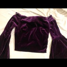 Super Cute And Flirty Off The Shoulder Top With A Little Bell Sleeve Plum Color, Velvet. Brand New. Paid $42 Plus Tax. Never Worn And Tag Still Attached! Indie Tops, Purple Velvet Top, Funky Fits, Velvet Clothes, Velvet Crop Top, Purple Love, Kitenge, Velvet Top, Plum Color