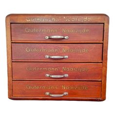 a wooden drawer with several different names on the front and bottom drawers, all labeled in german