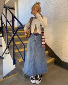 Long Denim Skirt Outfit, Jean Skirt Outfits, Denim Skirt Outfits, Long Denim Skirt, Looks Street Style, Inverness, A Skirt, Look Vintage, Mode Vintage