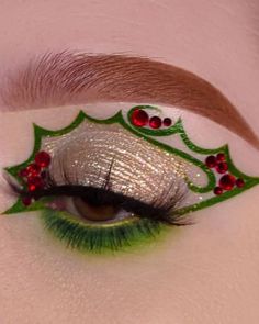 Christmas eyeshadow look: mistletoe and red gems Christmas Graphic Liner, Simple Christmas Makeup, Makeup Looks Christmas, Makeup Ideas Christmas, Makeup Looks Simple, Eyeliner Idea, Makeup Verde