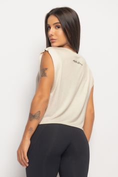 Com design super moderno, a Regata Off White Muscle é fácil de combinar com outras peças do seu guarda-roupa. Use-a com leggings, shorts, calças ou saias para compor looks incríveis tanto na academia quanto no dia a dia. Seu material leve e confortável oferece mais liberdade de movimento. Leggings Shorts, Off White, Leggings, White, Design