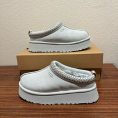 Ugg Tazz Slippers Goose Seal Colorway Women's Sizes 8-12 | Brand New | Fast Ship Brand New Never Worn. 100% Authentic. Will Be Shipped Double Boxed White Ugg Slippers, Ugg Tazz Slippers, Cute Running Shoes, Cook Ideas, Tazz Slippers, Ugg Tazz, Crocs Fashion, Pretty Sneakers, Ugg Boots Tall