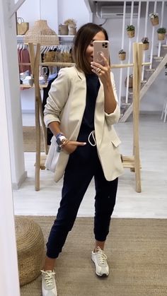 Blazer And Joggers Outfit Women, Style With Blazer, Joggers Outfit Women, Chic Outfits Edgy, Best Business Casual Outfits, Jogger Outfit, Baggy Dresses, Look Rose, Blazer Outfits For Women