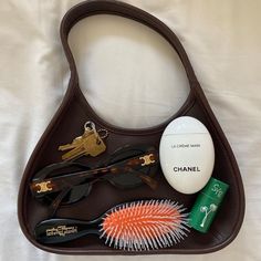 Everyday Bag Essentials, Inside My Bag, Purse Essentials, Handbag Essentials, What In My Bag, Girls World, Brown Aesthetic, Essential Bag, It Girl